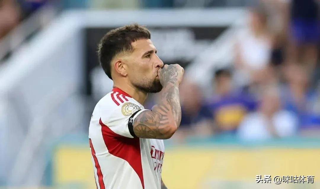 足球比赛中出现激烈对抗，场上火药味十足