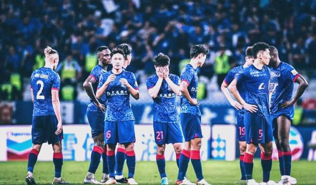 惊险扣人心弦！比赛场上双方球队激烈争斗