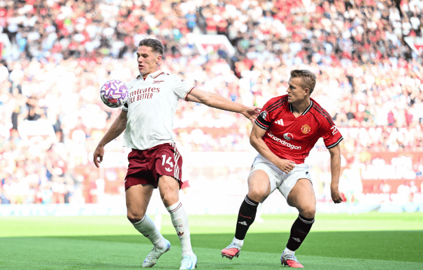 阿森纳前锋展现射门技术，进球效率高