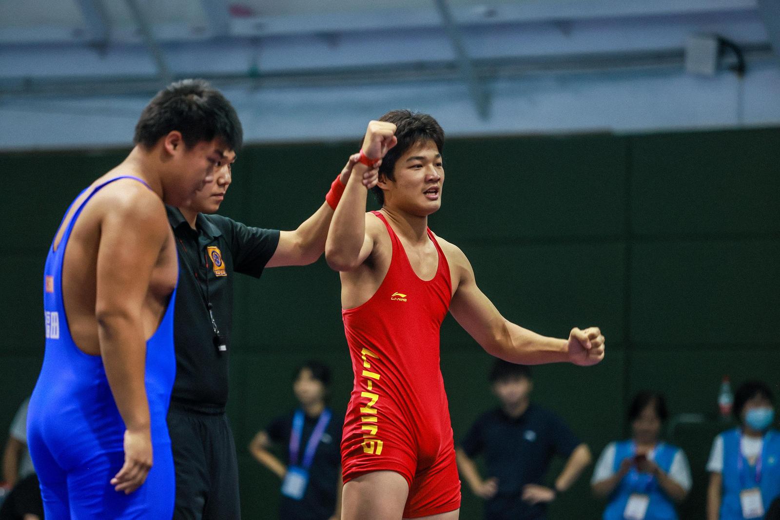 DB game-意大利运动员在摔跤比赛中力克对手获胜