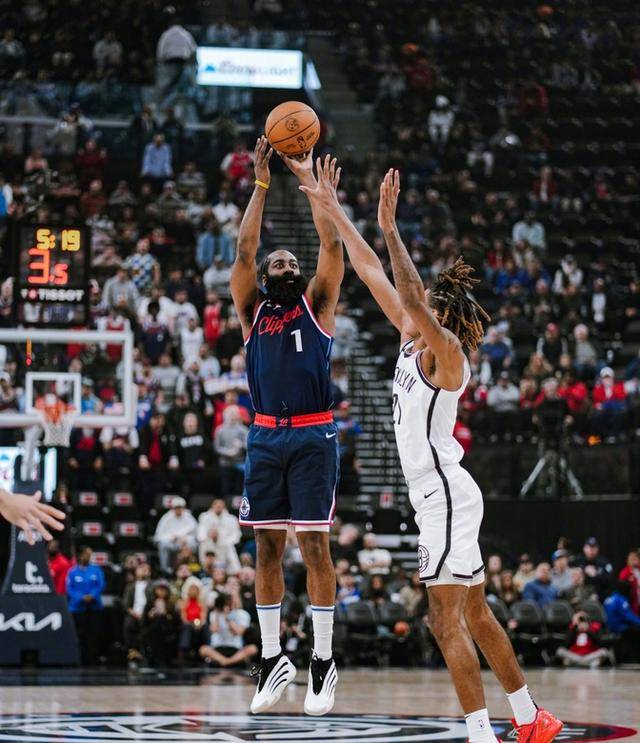 篮网战胜对手，稳坐领先位置