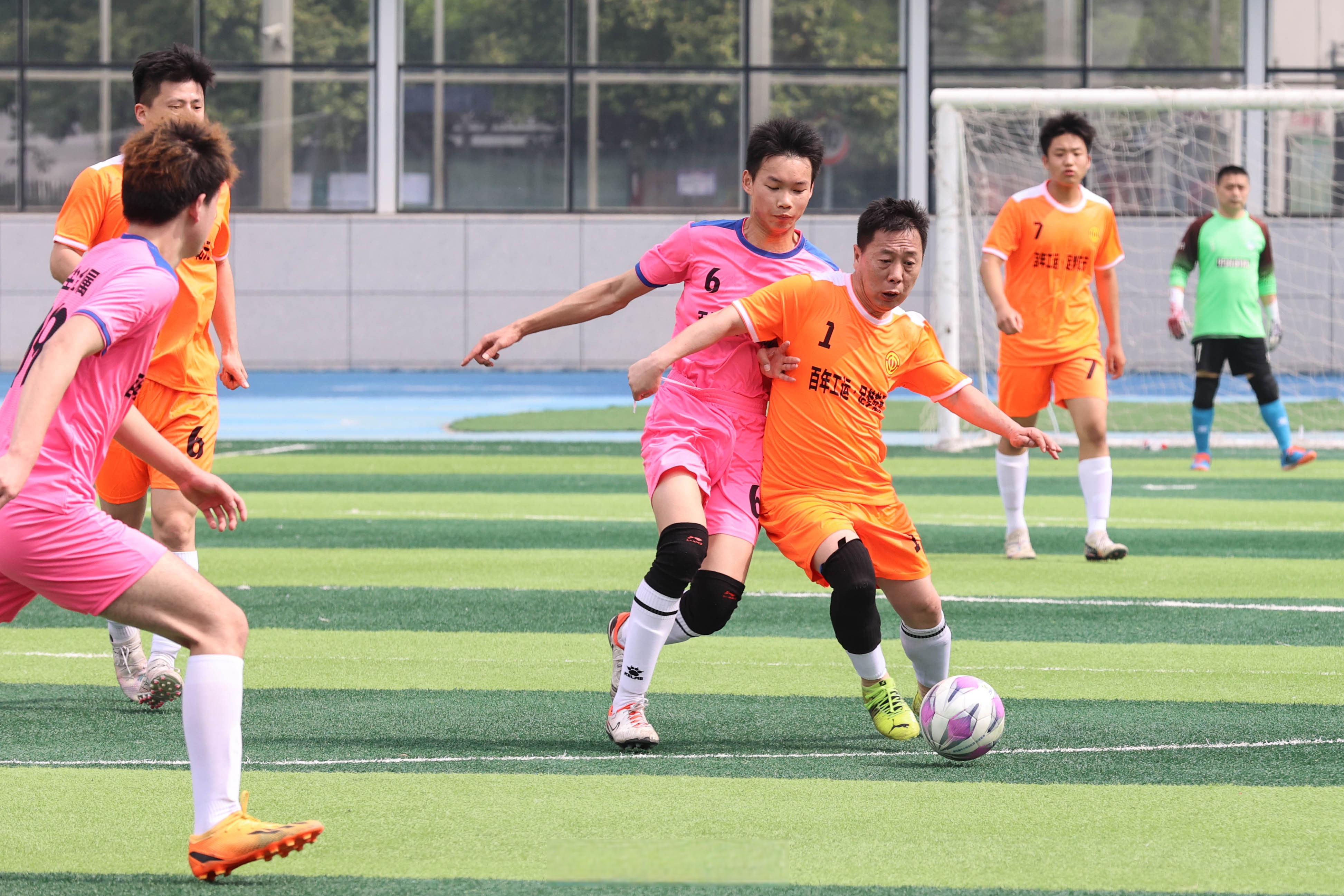 赛场实时报道众多队伍争夺胜利展现拼搏精神