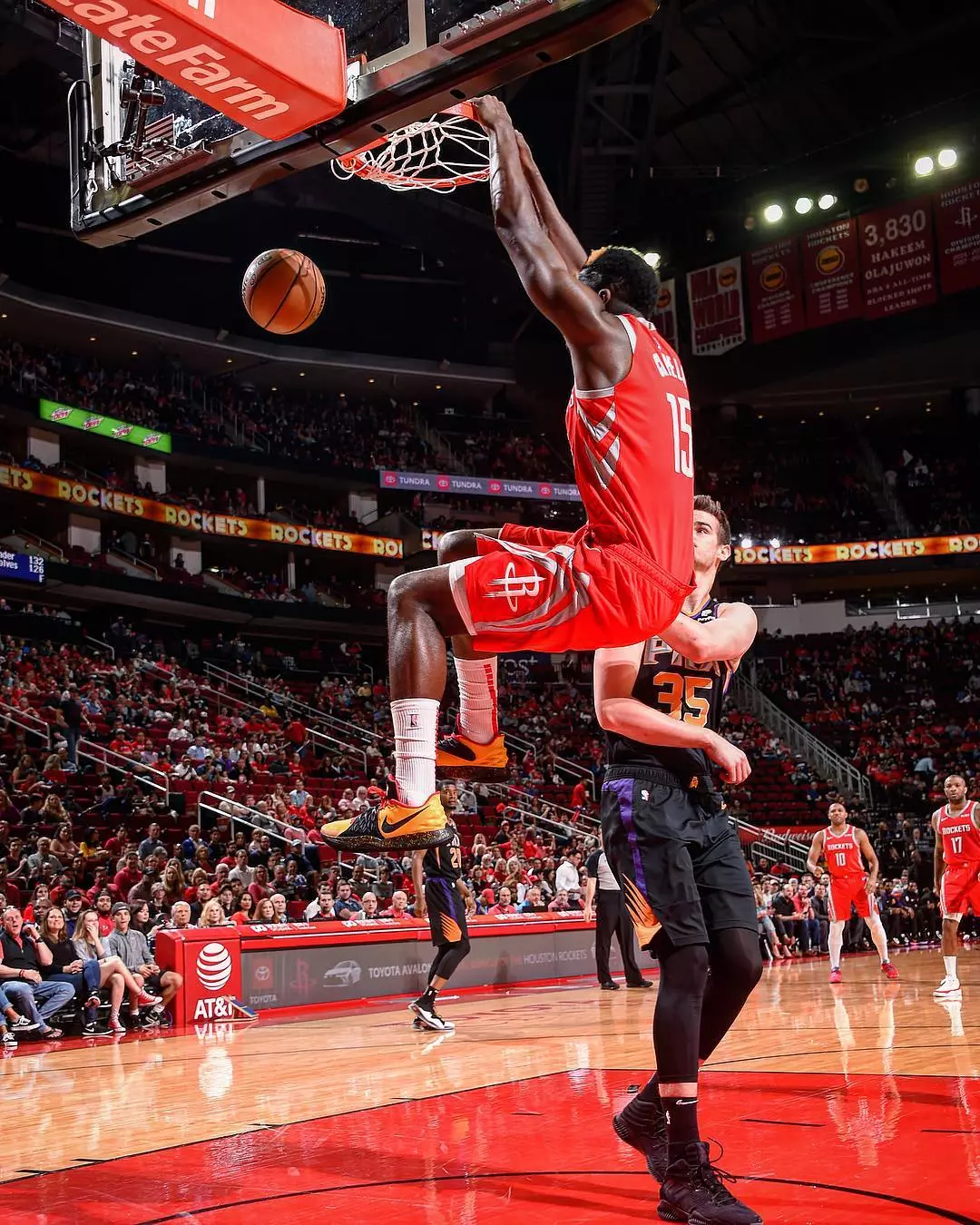 火箭赛季首败,绿军后卫沃克拿下23分 火箭赛季首败,绿军后卫沃克拿下23分